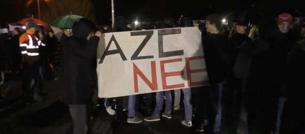 Нет мигрантам! – жители голландского городка вышли на митинг против беженцев - Sputnik Латвия