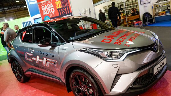 Новый Toyota C-HR, компактный паркетник от японского автопроизводителя - Sputnik Latvija