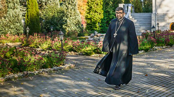 Настоятель Армянской Апостольской Церкви в Риге преподобный отец Хосров - Sputnik Латвия