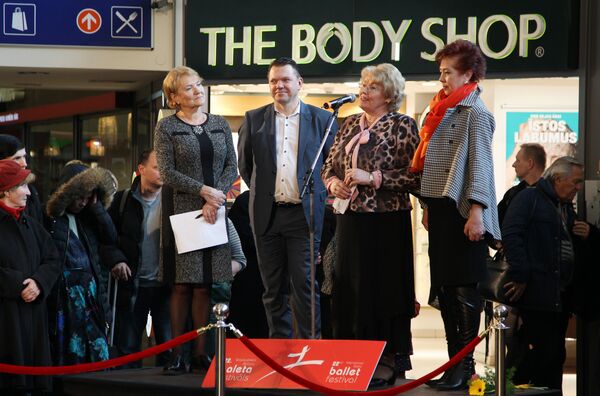 Балтийский международный фестиваль балета в Риге (слева направо председатель  правления LDz Эдвинс Берзиньш, представитель Рижской думы Эйжения Алдермане и директор фестиваля Лита Бейрис) - Sputnik Латвия
