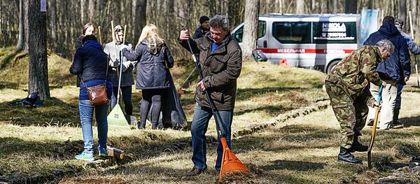 Участники субботника на старом гарнизонном кладбище в Саласпилсе - Sputnik Латвия