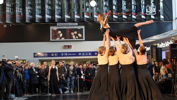 Балтийский международный фестиваль балета в Риге, открытие на центральном железнодорожном вокзале - Sputnik Латвия
