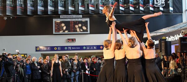 Балтийский международный фестиваль балета в Риге, открытие на центральном железнодорожном вокзале Балтийский международный фестиваль балета в Риге, открытие на центральном железнодорожном вокзале - Sputnik Латвия