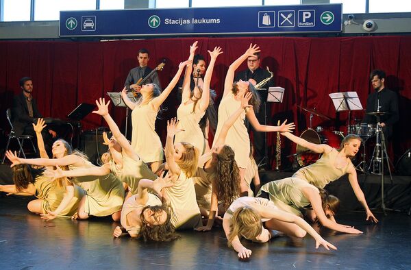 Балтийский международный фестиваль балета в Риге, открытие на центральном железнодорожном вокзале - Sputnik Латвия