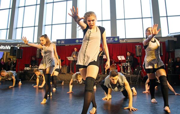 Балтийский международный фестиваль балета в Риге, открытие на центральном железнодорожном вокзале - Sputnik Латвия