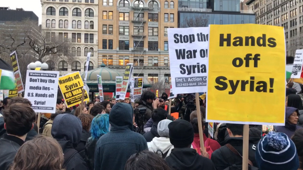 Акции протеста в США против ракетного удара по авиабазе в Сирии - Sputnik Латвия