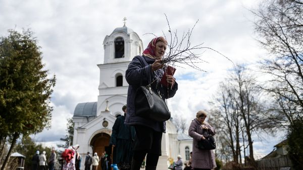 Прихожане возле церкви в селе Бронница Новгородской области - Sputnik Латвия
