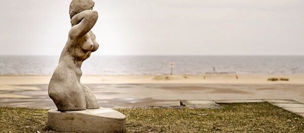 Фигура В море на пляже в Вецаки - Sputnik Latvija