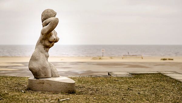 Фигура В море на пляже в Вецаки - Sputnik Латвия