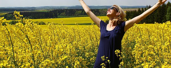 Женщина на поле рапса Женщина на поле рапса - Sputnik Latvija