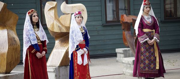 Женщины в национальных армянских костюмах - Sputnik Латвия