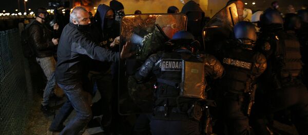 Столкновение полиции и сотрудников французской тюрьмы Флери-Мирожи, Франция - Sputnik Latvija
