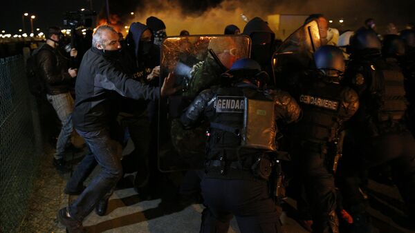 Столкновение полиции и сотрудников французской тюрьмы Флери-Мирожи, Франция - Sputnik Latvija