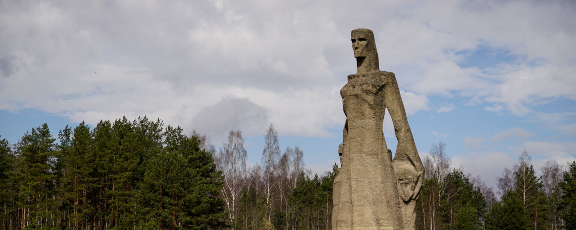 Фигура Мать - женщина укрывающая детей - Sputnik Латвия, 1920, 03.06.2025