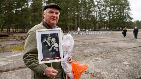 Узник концлагеря демонстрирует свою фотографию с матерью - Sputnik Латвия
