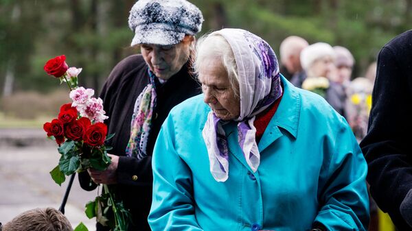Церемония возложения цветов в Международный день освобождения узников нацистских концлагерей - Sputnik Латвия