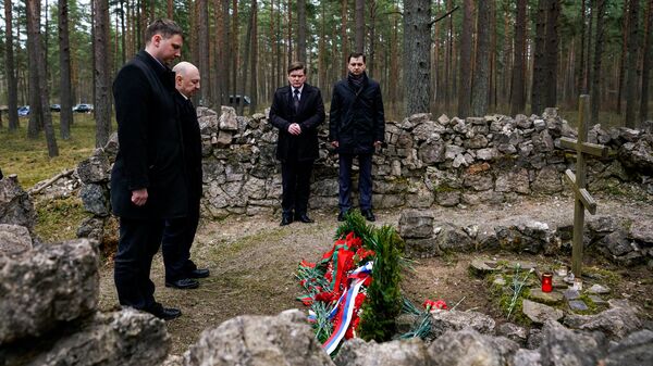 Церемония возложения цветов в Международный день освобождения узников нацистских концлагерей на старом Гарнизонном кладбище в Саласпилсе - Sputnik Латвия