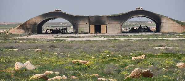 Последствия ракетного удара США по авиабазе Шайрат в Сирии Последствия ракетного удара США по авиабазе Шайрат в Сирии - Sputnik Latvija