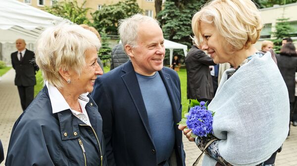 Анатолий Соловьев с женой Натальей и послом Латвии в России Астрой Курме, июнь 2016 Анатолий Соловьев с женой Натальей и послом Латвии в России Астрой Курме, июнь 2016 - Sputnik Латвия