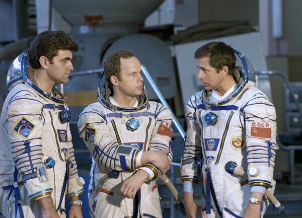 Экипаж космического корабля Союз ТМ-5 Александр Александров, командир корабля Анатолий Соловьев и Виктор Савиных, июнь1988 Экипаж космического корабля Союз ТМ-5 Александр Александров, командир корабля Анатолий Соловьев и Виктор Савиных, июнь1988 - Sputnik Латвия