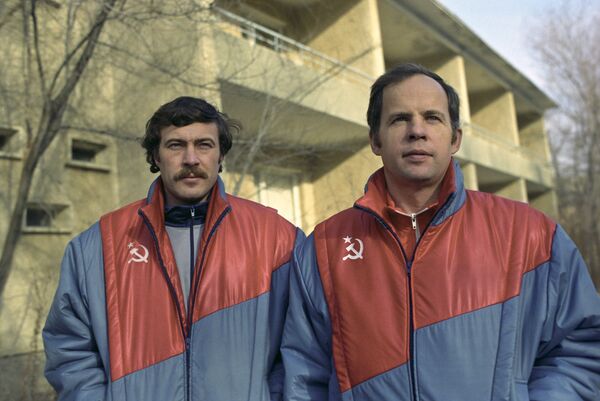 Летчики-космонавты СССР Александр Баландин и Анатолий Соловьев, апрель 1990 Летчики-космонавты СССР Александр Баландин и Анатолий Соловьев, апрель 1990 - Sputnik Латвия