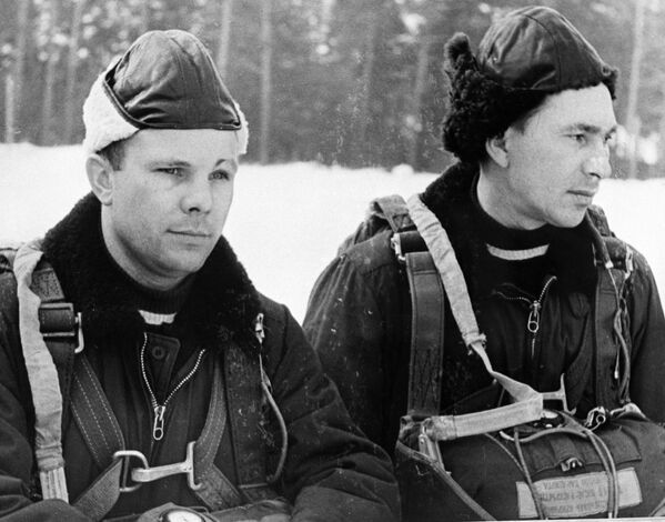 Летчики Юрий Гагарин (слева) и Павел Беляев, члены первого отряда космонавтов - Sputnik Латвия