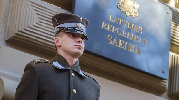 Почетный караул у здания Сейма Латвийской республики - Sputnik Латвия