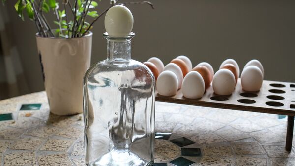 Как поместить целое яйцо в бутылку Как поместить целое яйцо в бутылку - Sputnik Латвия