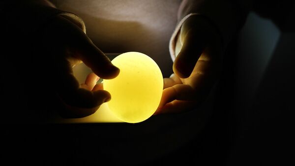 Теперь это “резиновое” яйцо светится насквозь Теперь это “резиновое” яйцо светится насквозь - Sputnik Латвия