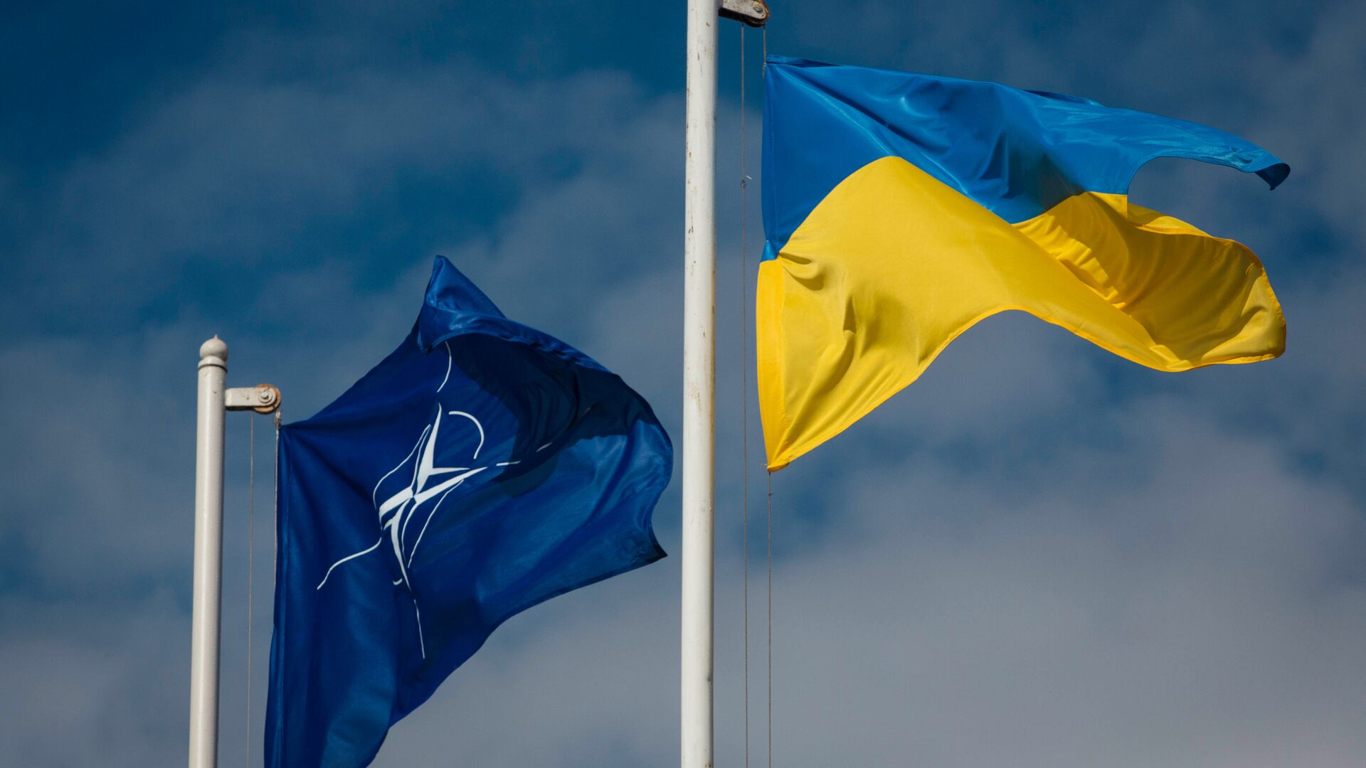 Национальный флаг Украины и флаг Организации Североатлантического договора - Sputnik Латвия, 1920, 02.02.2022
