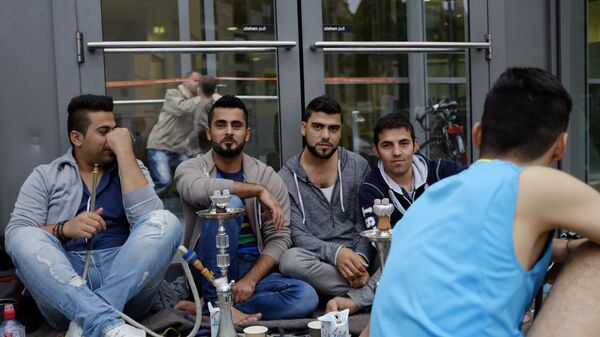 Беженцы с Ближнего Востока у выставочного центра в Гамбурге - Sputnik Латвия