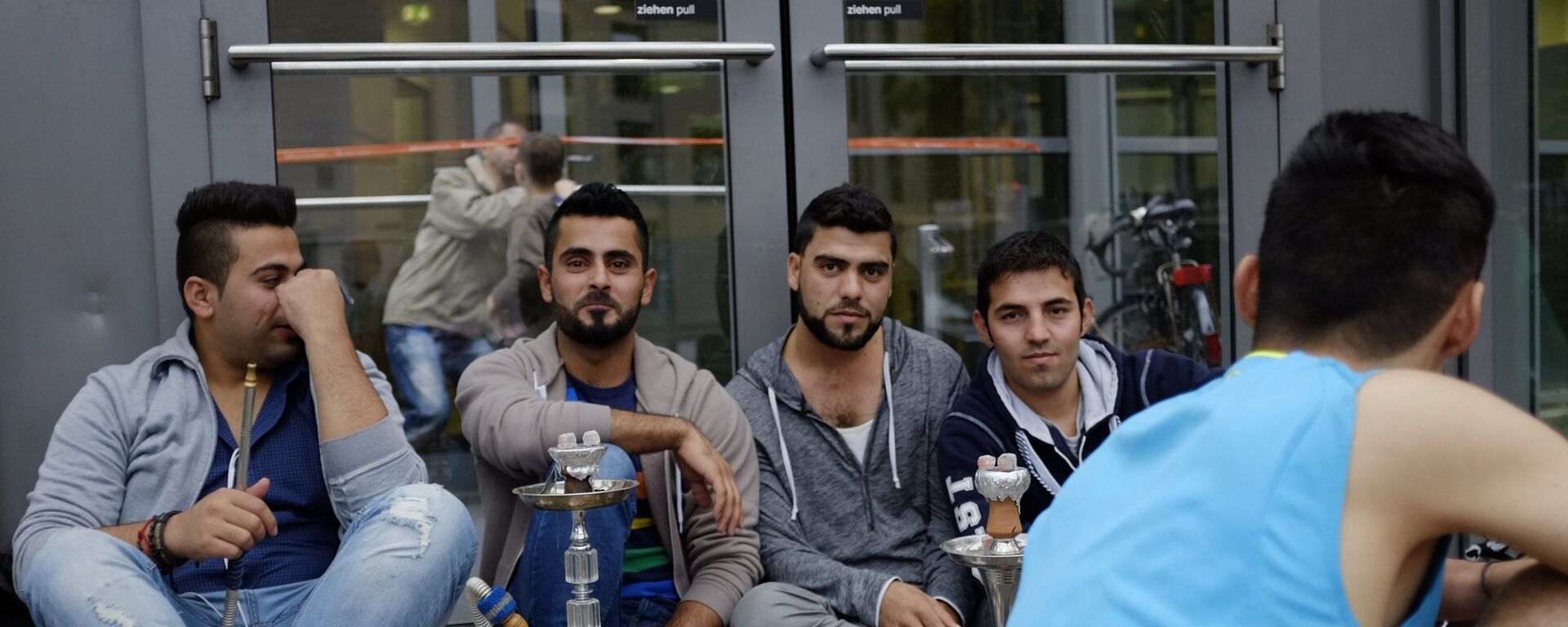Беженцы с Ближнего Востока у выставочного центра в Гамбурге - Sputnik Латвия, 1920, 01.01.2024