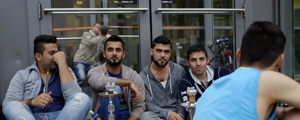 Беженцы с Ближнего Востока у выставочного центра в Гамбурге Беженцы с Ближнего Востока у выставочного центра в Гамбурге - Sputnik Latvija