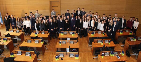 Нил Ушаков с учениками Ринужской средней школы Нил Ушаков с учениками Ринужской средней школы - Sputnik Латвия