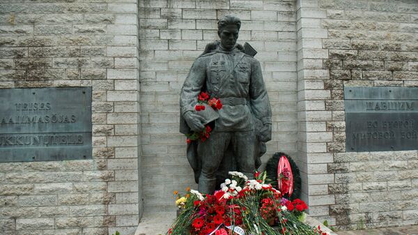 Монумент Воину-освободителю (Бронзовый солдат) - Sputnik Латвия