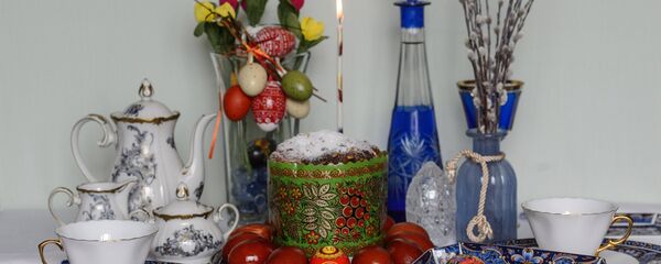Кулич и пасхальные яйца, приготовленные к празднику Святой Пасхи - Sputnik Латвия