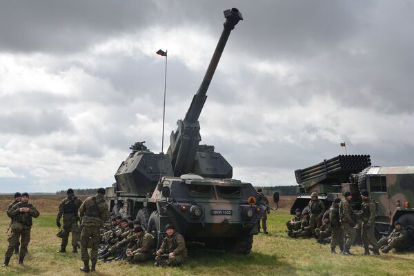 Артиллерийское орудие на церемонии приветствия многонационального батальона НАТО под руководством США в польском Ожише - Sputnik Латвия