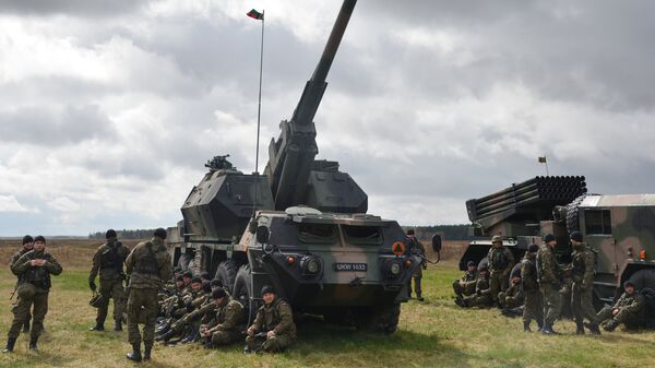 Артиллерийское орудие на церемонии приветствия многонационального батальона НАТО под руководством США в польском Ожише - Sputnik Латвия