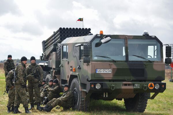 Система залпового огня на церемонии приветствия многонационального батальона НАТО под руководством США в польском Ожише Система залпового огня на церемонии приветствия многонационального батальона НАТО под руководством США в польском Ожише - Sputnik Латвия