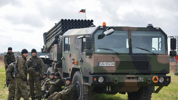 Система залпового огня на церемонии приветствия многонационального батальона НАТО под руководством США в польском Ожише - Sputnik Латвия