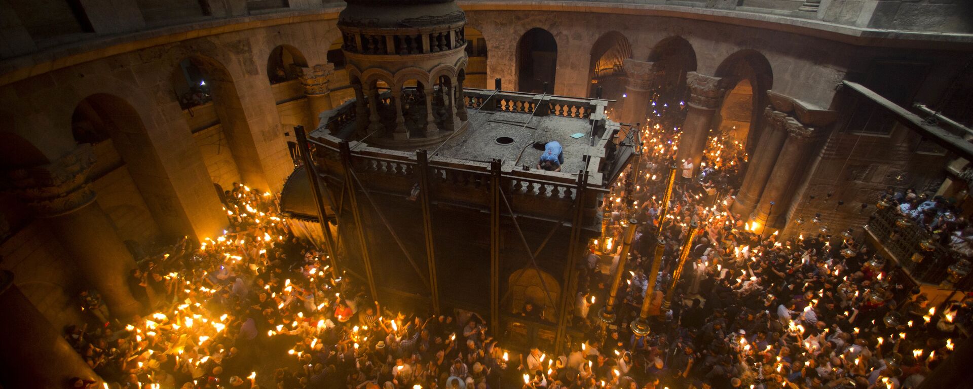 Православные верующие держат свечи в ожидании Благодатного огня в Храме Гроба Господня в Иерусалиме - Sputnik Латвия, 1920, 01.05.2021