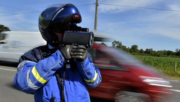 Сотрудник полиции замеряет скорость машин - Sputnik Латвия