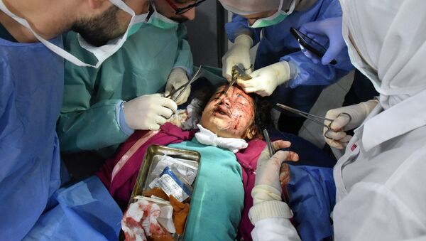 Сирийский ребенок, раненый взрывом смертника в районе Рашидин под Алеппо, 15 апреля 2017 года - Sputnik Латвия