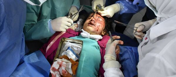 Сирийский ребенок, раненый взрывом смертника в районе Рашидин под Алеппо, 15 апреля 2017 года Сирийский ребенок, раненый взрывом смертника в районе Рашидин под Алеппо, 15 апреля 2017 года - Sputnik Латвия