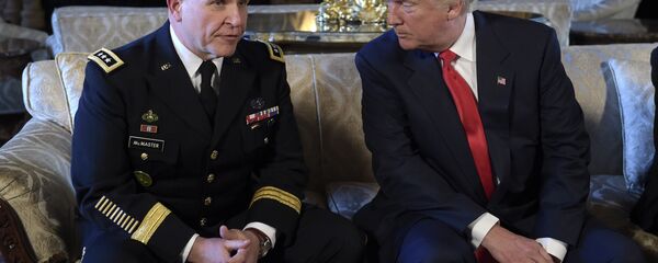 Президент Дональд Трамп и генерал-лейтенант армии  Герберт Макмастер (слева) - Sputnik Латвия
