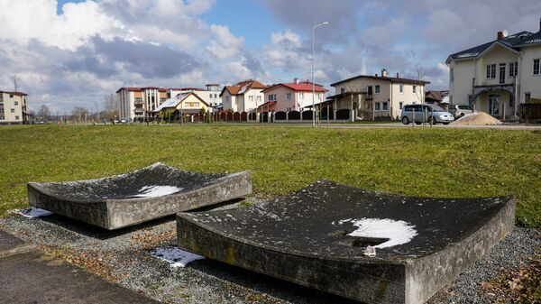 Бетонные чащи символизируют ямы, в которых жили и умирали советские военнопленные - Sputnik Латвия