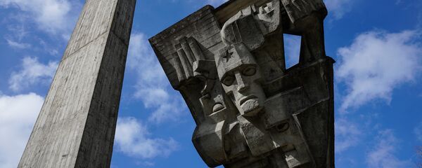 Мемориальный комплекс на месте лагеря для советских военнопленных в Саласпилсе - Sputnik Латвия