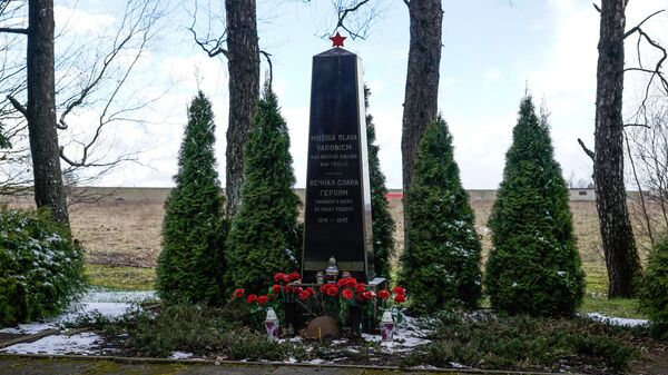 Братское кладбище в Саласпилсе, на котором хоронили и советских военнопленных - Sputnik Латвия