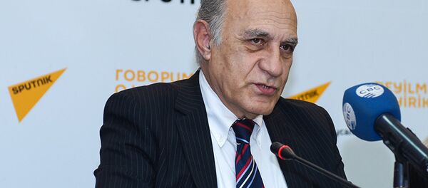 Политолог Фикрет Садыхов Политолог Фикрет Садыхов - Sputnik Латвия