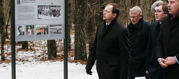 V.Medinskis godina nacisma upuru piemiņu bijušajā Sobiboras nāves nometnē. V.Medinskis godina nacisma upuru piemiņu bijušajā Sobiboras nāves nometnē. - Sputnik Latvija